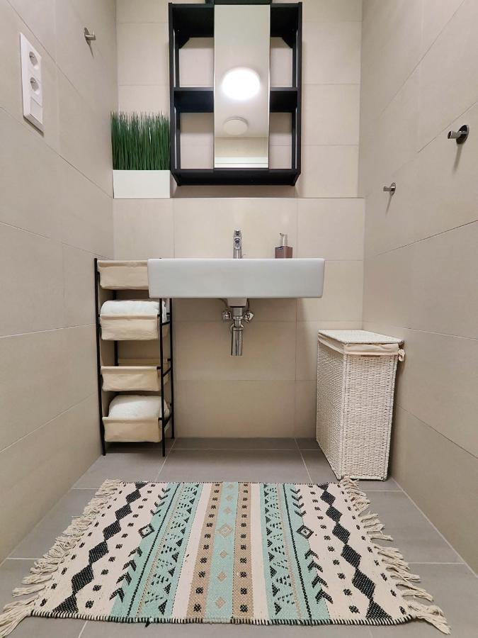 Beautiful 1 - Bedroom Apartment In Downtown Братислава Екстер'єр фото