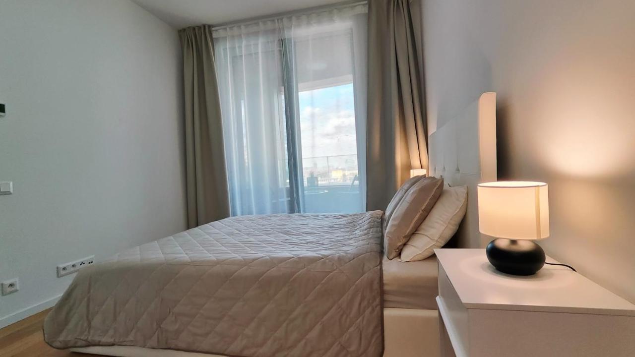 Beautiful 1 - Bedroom Apartment In Downtown Братислава Екстер'єр фото