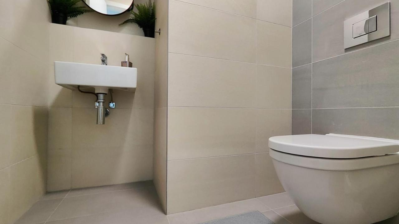 Beautiful 1 - Bedroom Apartment In Downtown Братислава Екстер'єр фото